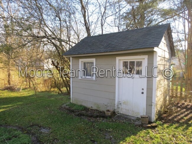 Building Photo - One Bedroom House with Big Flat Yard Near ...