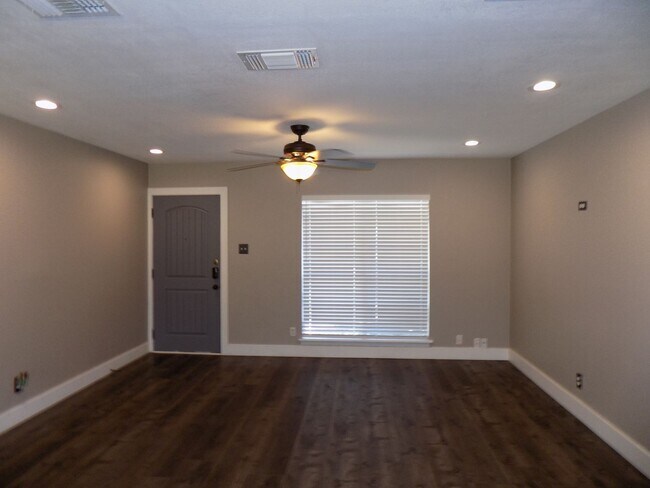 Building Photo - 14139 Swallow Dr