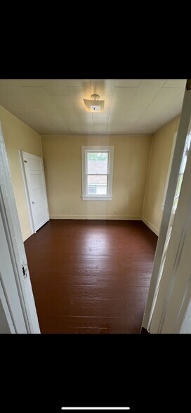 Building Photo - 609 Simpson St