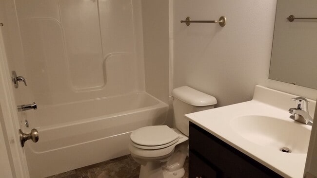 Building Photo - 4 Bedroom, 3 bath close to University and available August 14, 2026