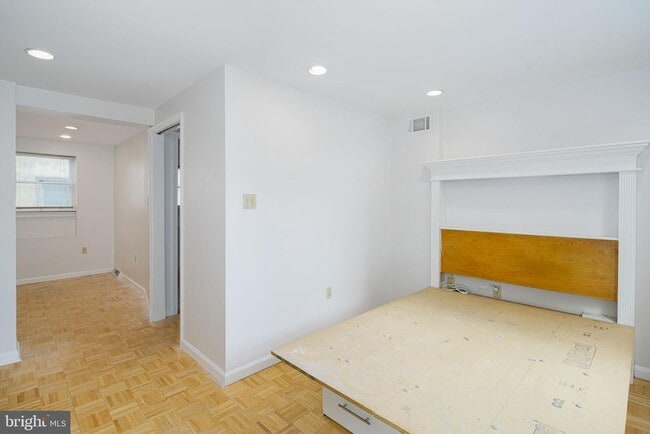 Building Photo - 704 S Darien St