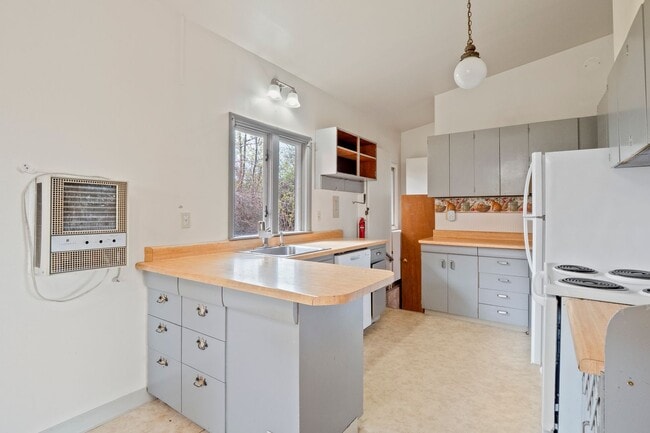 Building Photo - 4+ bed 2 bath available center of campus v...