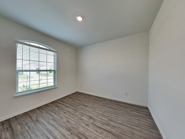 Building Photo - 5604 Elwood Dr