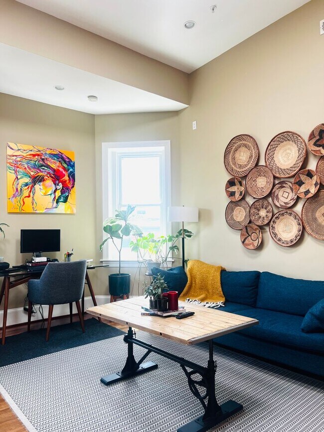 Building Photo - Columbia Heights Penthouse Condo | 1 Bed | 1 Bath | 600 Sf