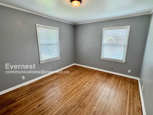 Building Photo - Lovely 3-Bedroom Home with Modern Amenitie...