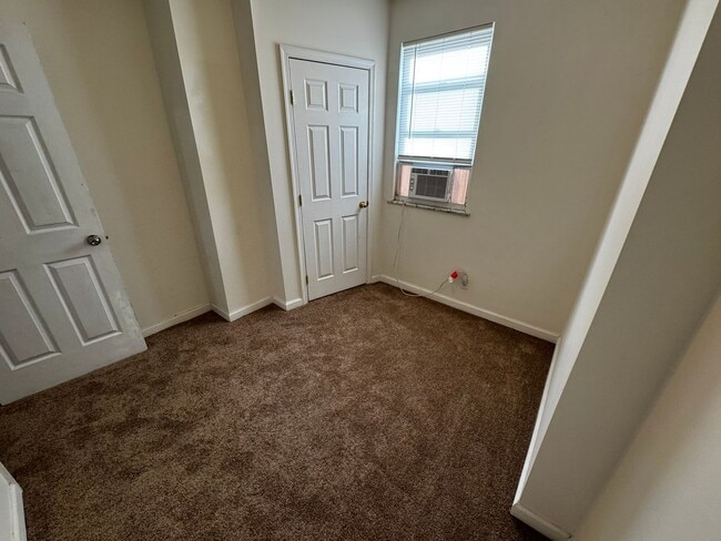 Building Photo - 2544 S Sartain St