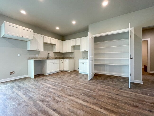 Building Photo - 3620 Skylane Ave