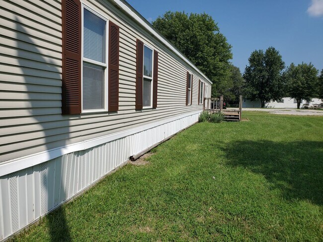Building Photo - Nice, large, mobile home on outskirts of T...