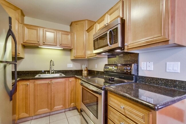 Building Photo - Heart of Normal Heights! 2 Bedrooms w/ In Unit Washer/Dryer! Two Assigned Gated Parking Spaces!