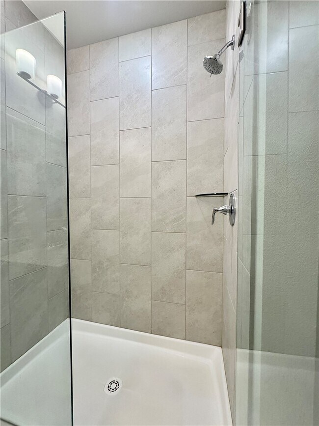 Building Photo - 832 NE Hts Ln