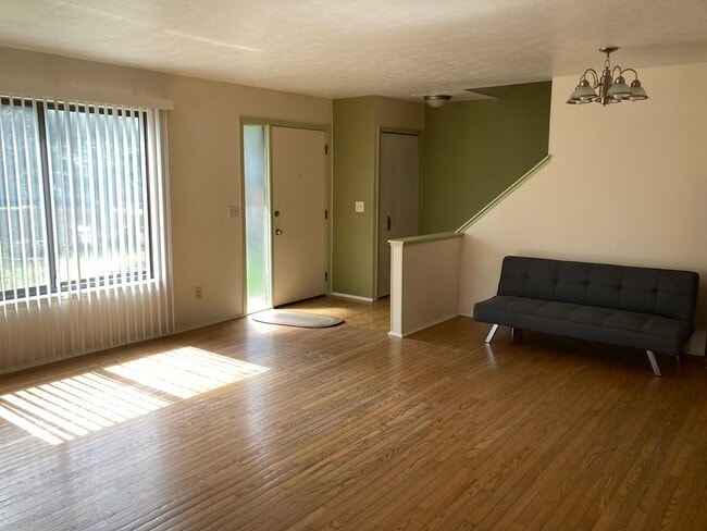 Building Photo - Condo for Rent Richmond Heights