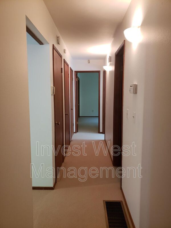 Building Photo - 5916 NW Bernie Dr