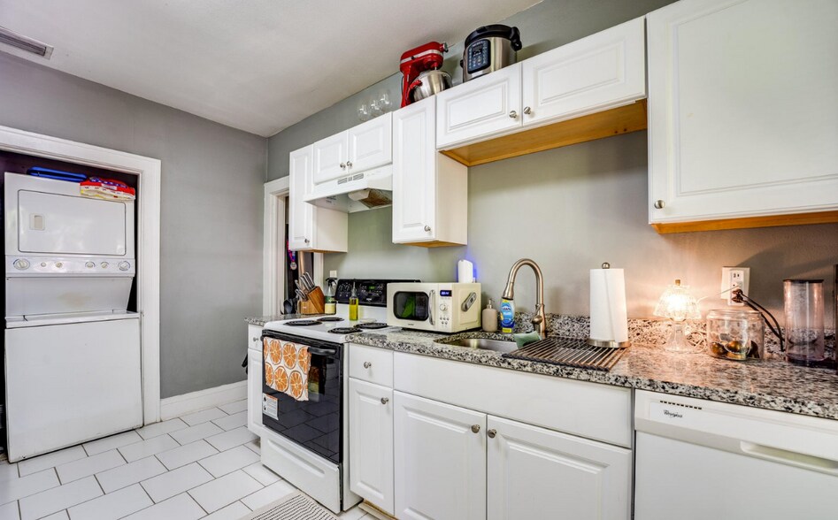 Building Photo - 2651 Dellwood Ave