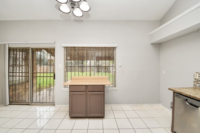 Building Photo - 527 Oakdale Dr