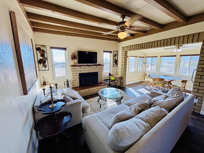 Building Photo - 4 bedrooms, 2 kitchens, 2.5 bathrooms, lau...