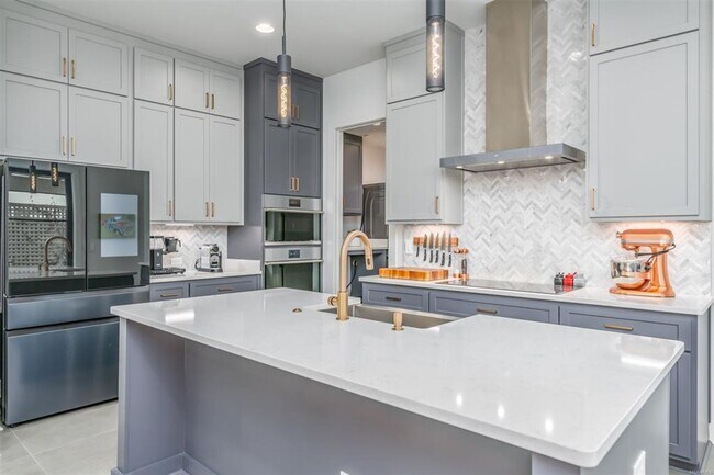 Building Photo - Desirable Hampstead Living!