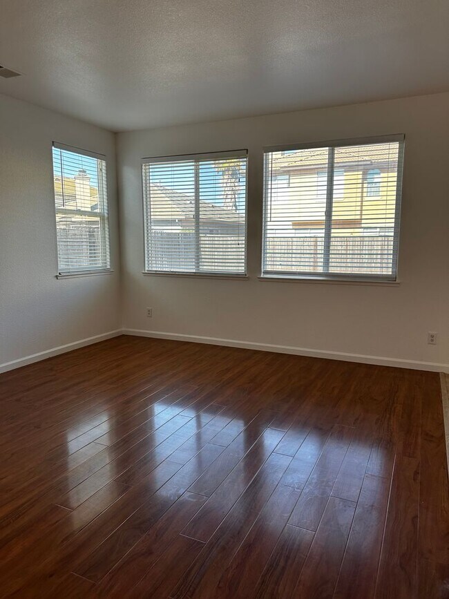 Building Photo - Looking for a Great Place to live?