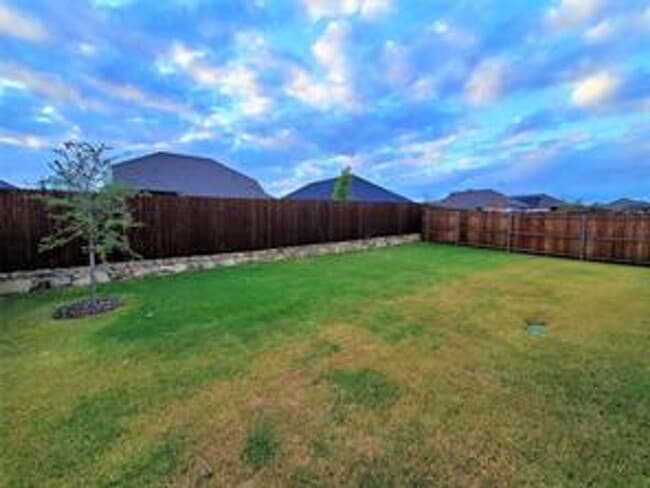 Building Photo - 3 Bedroom with Flex Space Available NOW!