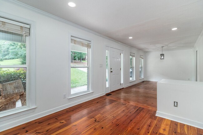Building Photo - Beautiful 3 bedroom, in-law plan, Family Home in Martinez!  Walk to school!