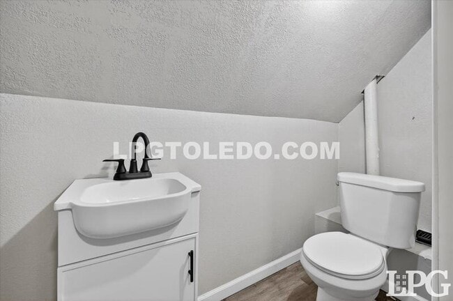 Building Photo - 2025 Caledonia St