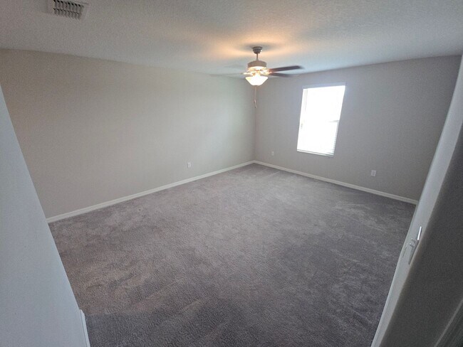 Building Photo - Gorgeous 5-Bedroom, 2.5-Bathroom Home in Riverview