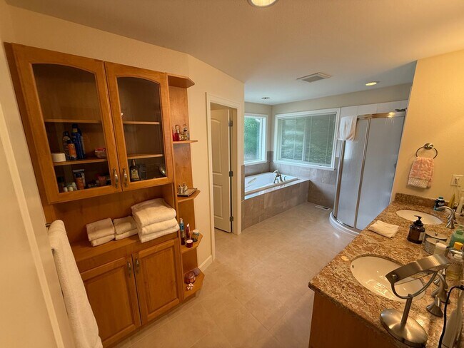 Building Photo - Beautiful Upscale Large High End Home in K...