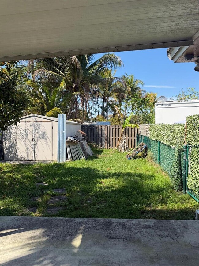 Building Photo - 718 SE 12th Ter