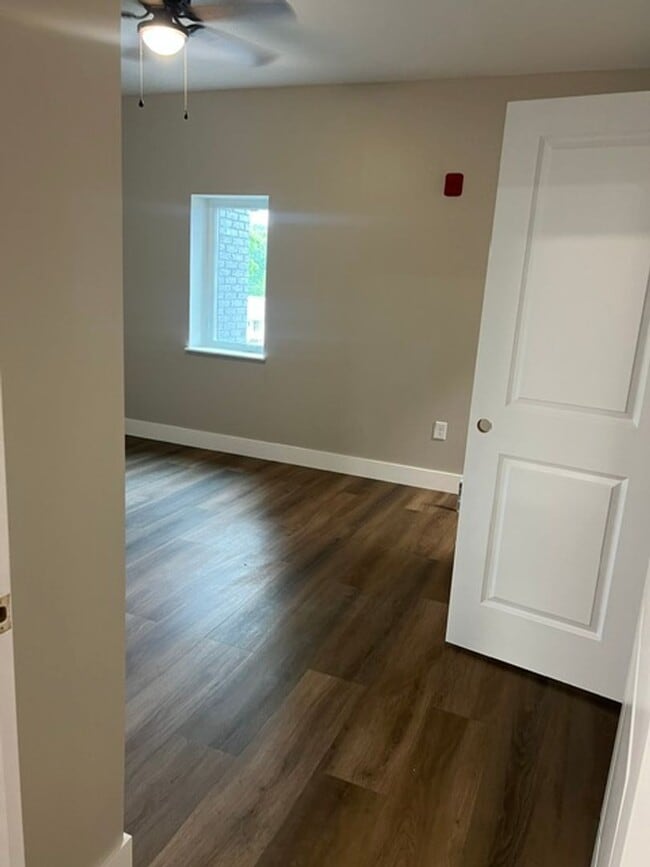 Building Photo - 2 Bedroom/2 Bath Newly Renovated Apartment for Lease