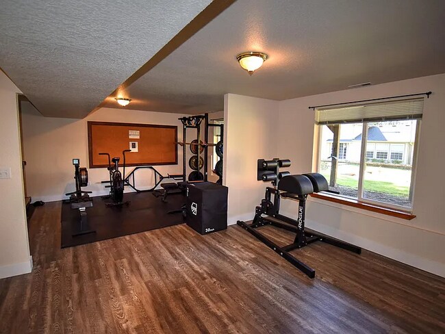Building Photo - Welcome Home! This beautiful and spacious home