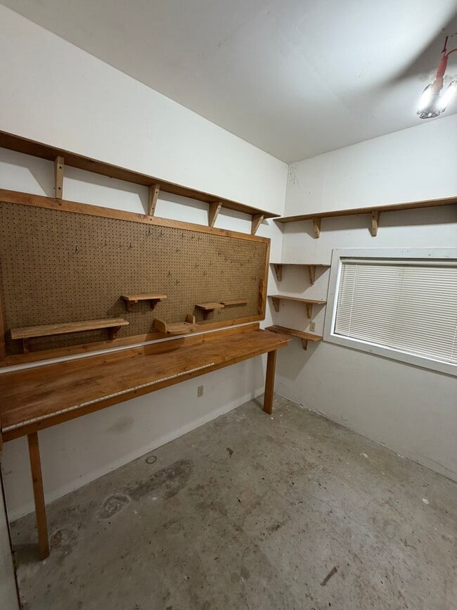 Building Photo - 3 Bedroom with a View!