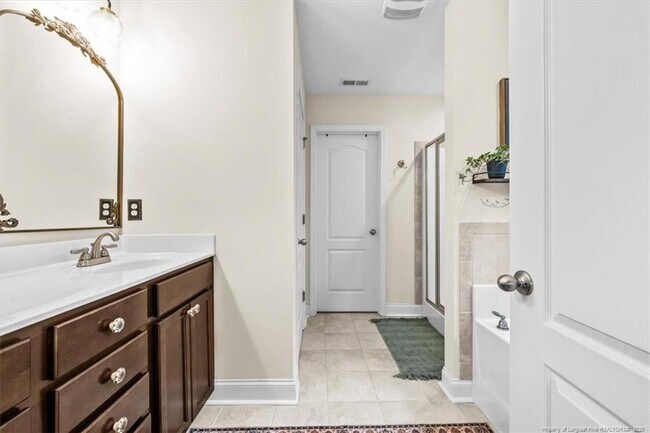 Building Photo - 400 Everest Ct