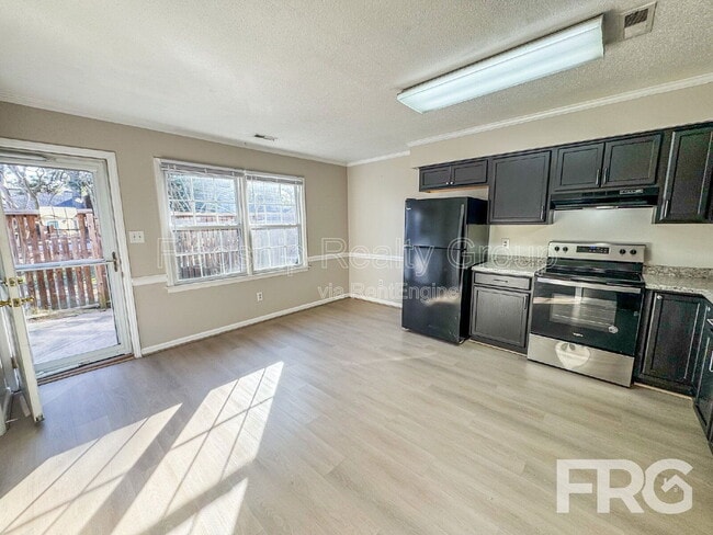 Building Photo - 2700 Thackery Rd