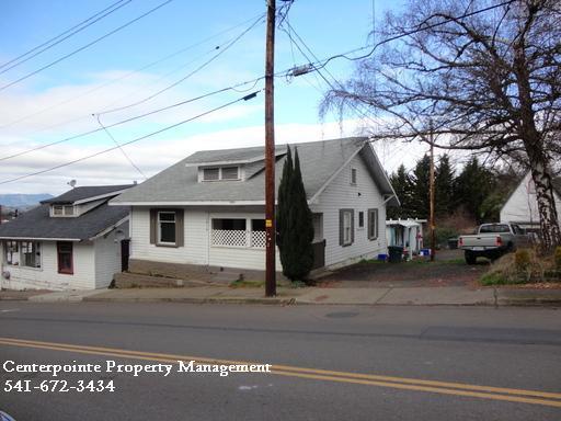 Building Photo - Roseburg 2 bedroom on SE Douglas