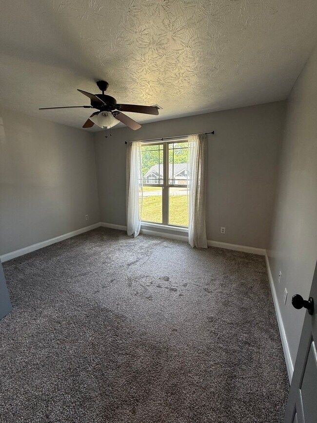 Building Photo - 3/2 1-level Phenix City home