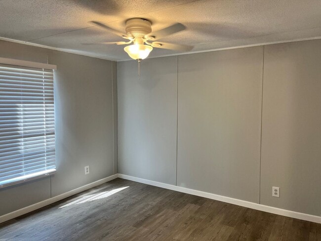 Building Photo - Country Living!