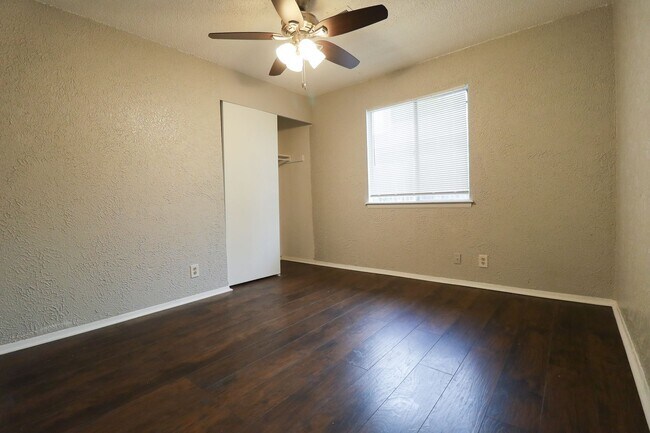 Building Photo - Recently renovated 2 Bedroom!