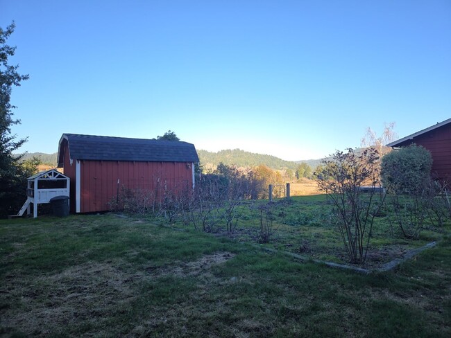 Building Photo - Stunning Hydesville homestead!