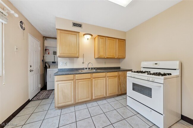 Building Photo - 215 Dalepark Dr