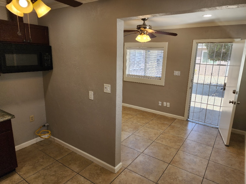 Building Photo - 721 S Pine St