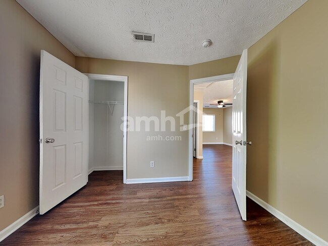 Building Photo - 1115 Sunset Dr