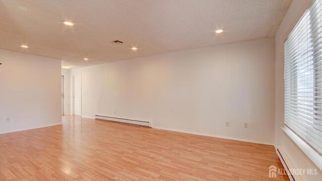 Building Photo - 94 Salix Plaza Unit B