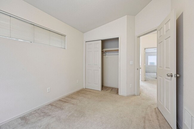 Building Photo - Wonderful End-unit townhome that backs to beautiful open space!
