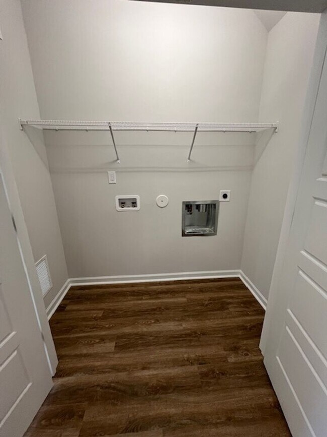 Building Photo - Discover this modern townhouse in Winnabow, NC,