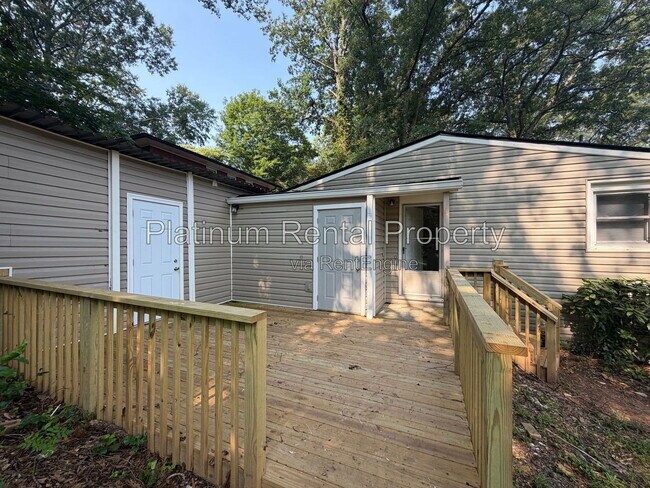 Building Photo - 3224 Forrest Hills Dr SW