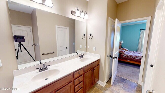 Building Photo - CHARMING ROSEWOOD HOME! 3 BR 2 BA w/ FENCED-IN BACKYARD