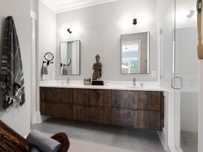 Building Photo - Spacious Elegance Awaits!