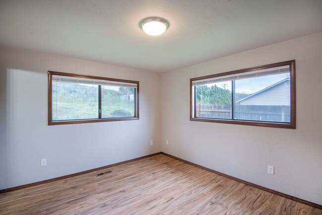 Building Photo - 3 bed, 2 bath Single-level home in Stayton, Oregon