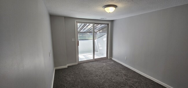 Building Photo - 884 E Greenway Ct