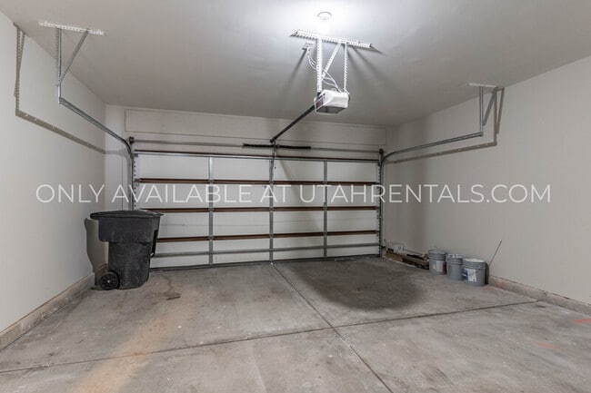 Building Photo - 211 Greenfield Cir