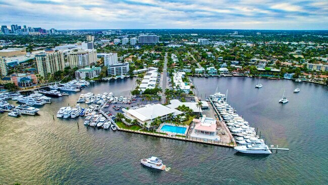 Building Photo - 2727 Yacht Club Blvd